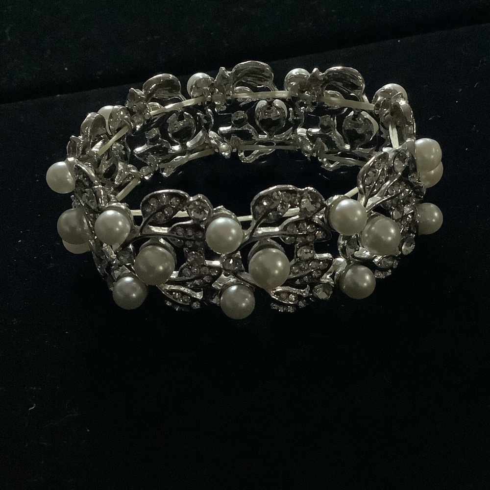 Elegant Silver and Pearl Women's Stretch Bracelet
